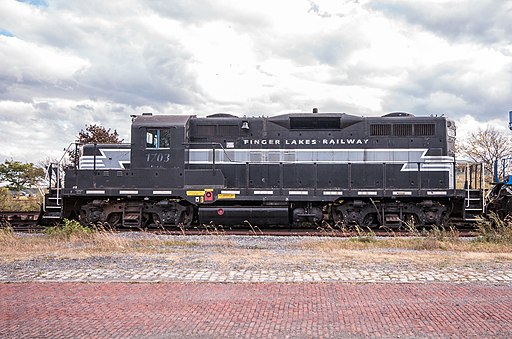 A Train in Finger Lakes Railway / Wikimedia / Micha L. Rieser
Link: https://commons.wikimedia.org/wiki/File:FGLK_1703_EMD_GP9_-_Geneva,_NY_-_2014-10-08_-_image_1.jpg