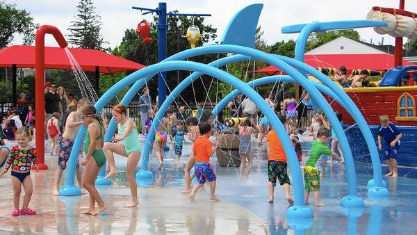 Splash Pad at Prospect Park / Flickr / Rain Drop
Link: https://flickr.com/photos/107207531@N02/28107240290/in/photolist-2o1zA1D-2o1AZVp-2jyCk2y-2o1AEAQ-2o1AZRr-JPJXid-x9CmCj-y5LaEL-d9FrYz-2gFwLbd-6Se1VH