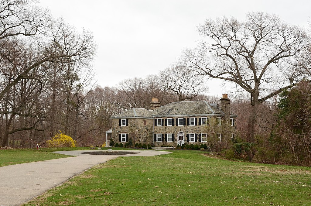 Outside view of Caumsett SP Winter Cottage / Wikimedia Commons / Tony V.
Link: https://commons.wikimedia.org/wiki/File:Caumsett_SP_Winter_Cottage.jpg