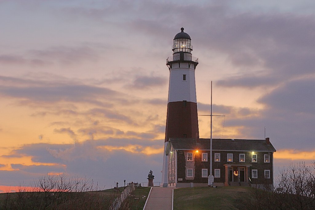 Evening view of Montauk Point Lighthouse / Wikimedia Commons / Wolfgang Wander
Link: https://commons.wikimedia.org/wiki/File:Montauk_Point_Lighthouse.jpg