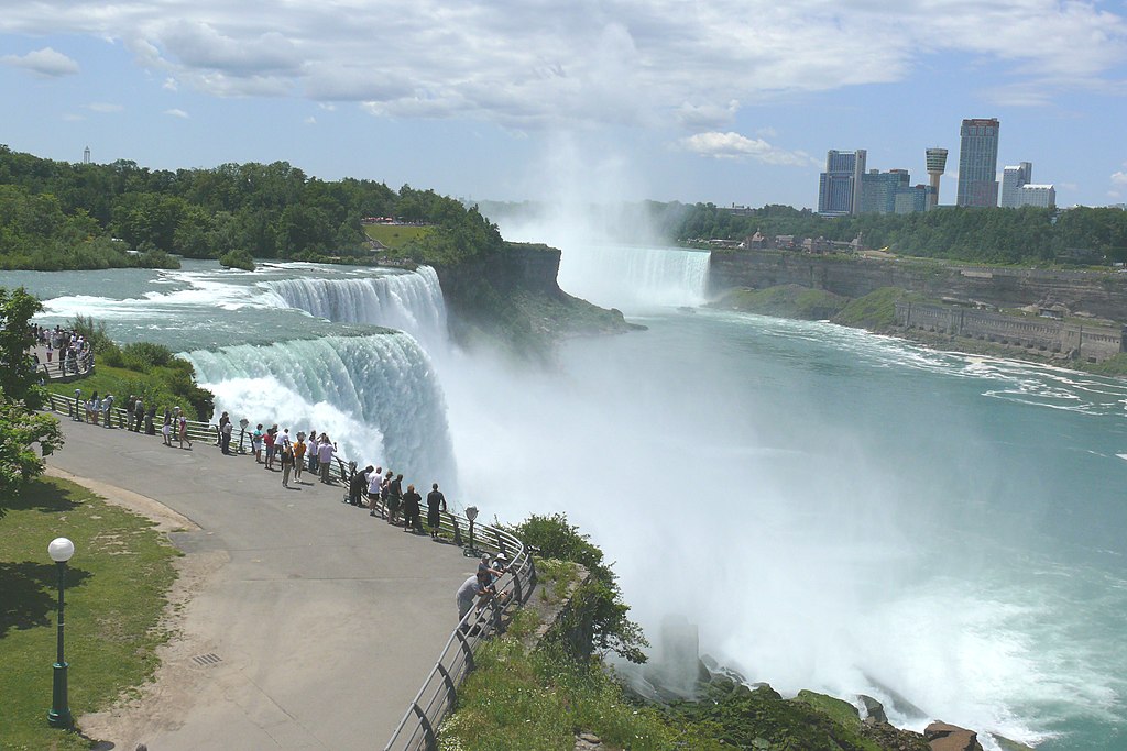 Beautiful aerial view of mighty Niagara Falls / Wikimedia Commons / Ad Meskens
Link: https://commons.wikimedia.org/wiki/File:Niagara_Falls_2009.jpg