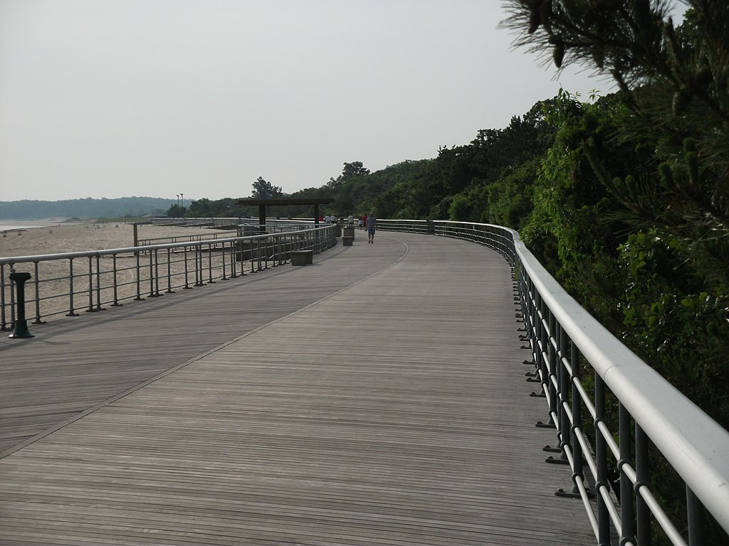 Beautiful side track at Promenade Sunken Meadow State Park / Wikimedia Commons / dougtone
Link: https://commons.wikimedia.org/wiki/File:Promenade_Sunken_Meadow_State_Park.jpg