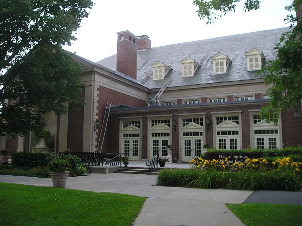Outside view of Saratoga State Park Hall of Springs / Wikimedia Commons / Adam Lenhardt
Link: https://commons.wikimedia.org/wiki/File:Saratoga_State_Park_Hall_of_Springs_01Aug2008.jpg