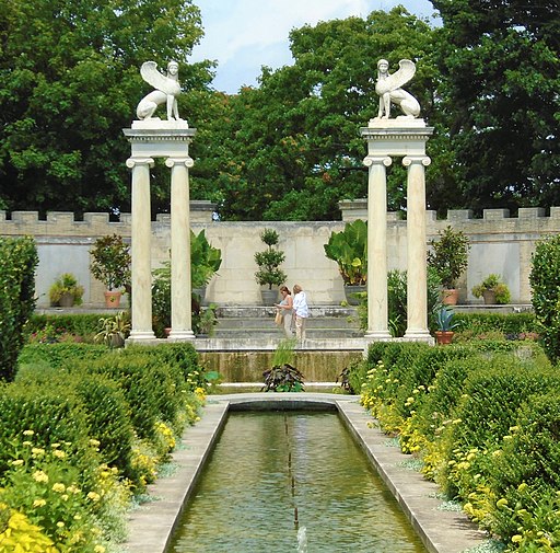 Untermyer Gardens amphitheater with sphinxes from North Canal / Wikimedia Commons / Beyond My Ken
Link: https://commons.wikimedia.org/wiki/File:2020_Untermyer_Gardens_amphitheater_with_sphinxes_from_North_Canal.jpg