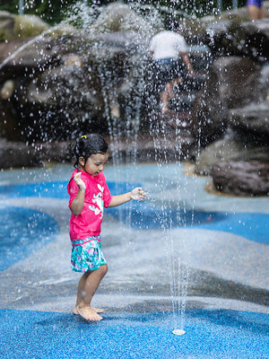 A girl enjoying the Splash Pad Water Lab at Pier 6 / Flickr / Eliza Perkins
Link: https://flickr.com/photos/194205795@N04/51656695861/in/photolist-4ZfBPB-2jLX5TH-wYVKgq-2mGJ4Zg