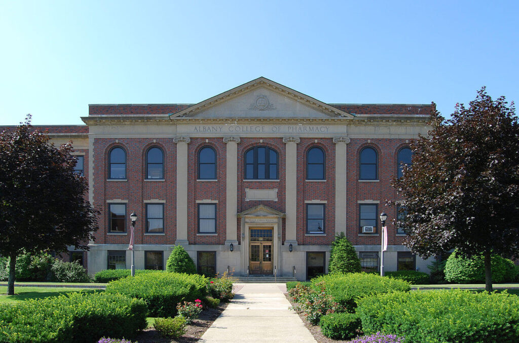 Building of Albany College of Pharmacy and Health Sciences / Wikipedia / UpstateNyer 
URL: https://en.wikipedia.org/wiki/Albany_College_of_Pharmacy_and_Health_Sciences#/media/File:Albany_College_of_Pharmacy.jpg