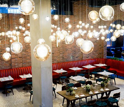 Ches Ami Restaurant at The Williamsburg Hotel / Flickr / Socially Superlative 
Link: https://flic.kr/p/JpU6VZ 
