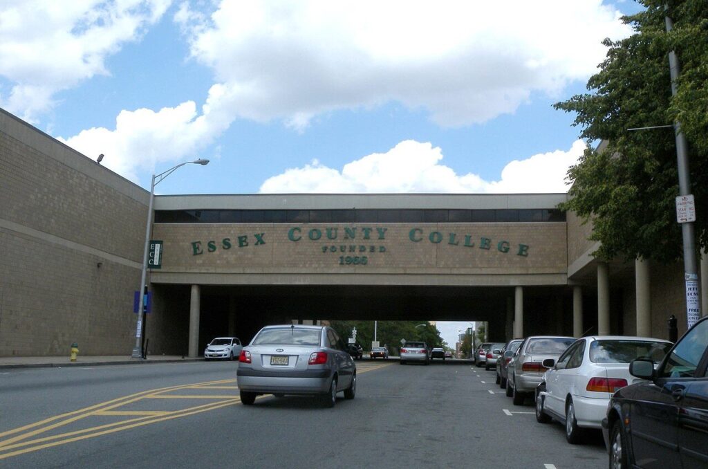 Essex County College Entry Point / Wikipedia / Jim Henderson
URL: https://en.wikipedia.org/wiki/Essex_County_College#/media/File:Essex_County_College_MLK_jeh.JPG