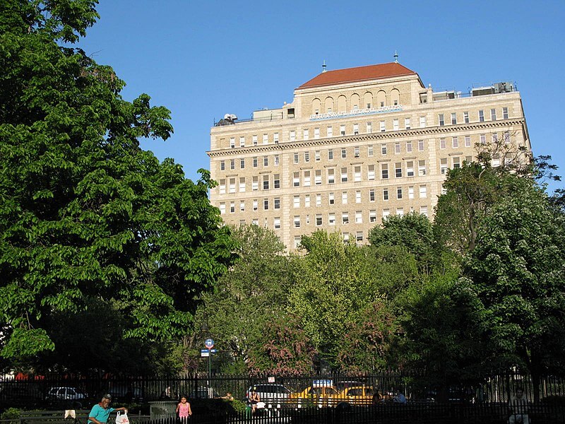 Full Building View of Phillips School of Nursing / Wikipedia / Momos
URL: https://en.wikipedia.org/wiki/File:Beth_Israel_Medical_Center_-_New_York_City.jpg