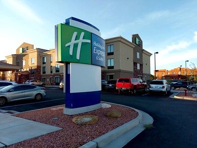 Exterior Architecture of Holiday Inn Express & Suite / Flickr / Roger W.
Link: https://flic.kr/p/U9XZEv 
