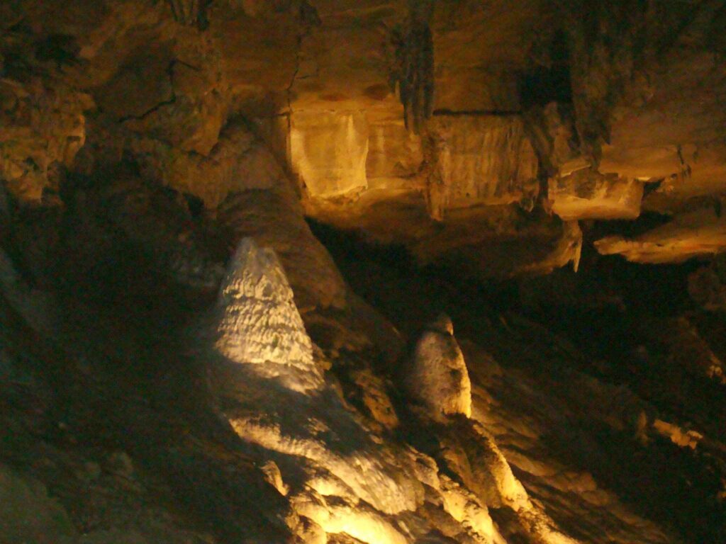 Inside view of Howe Caverns / Flickr / Neil R
Link: https://www.flickr.com/photos/islespunkfan/4668230050/