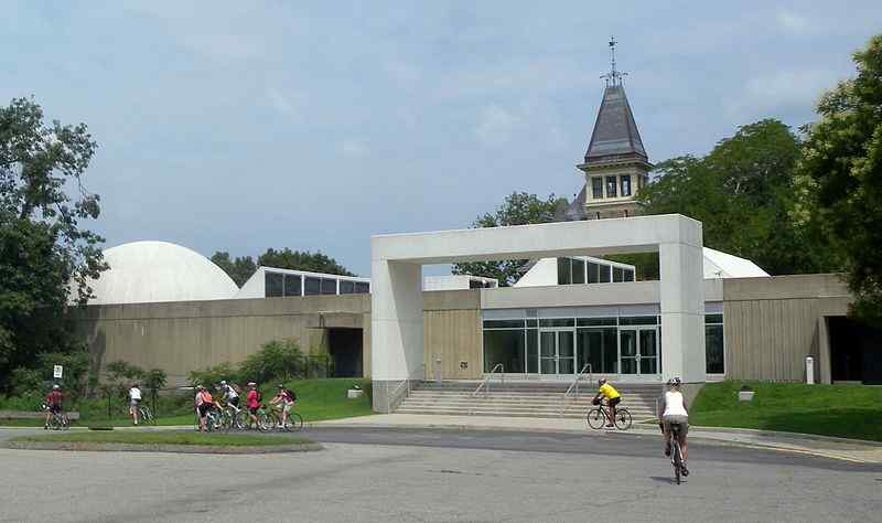 Cyclists outside of Hudson River Museum / Wikimedia Commons / Jim.henderson
Link: https://commons.wikimedia.org/wiki/File:Hudson_River_Museum_5BBC_jeh.jpg