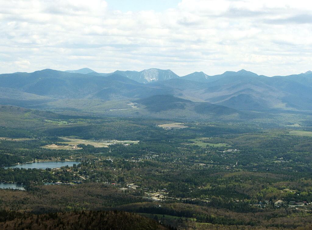 Stunning view of Lake Placid from McKenzie Mountain / Wikimedia Commons / Mwanner
Link: https://commons.wikimedia.org/wiki/File:Lake_Placid_from_McKenzie_Mountain.jpg