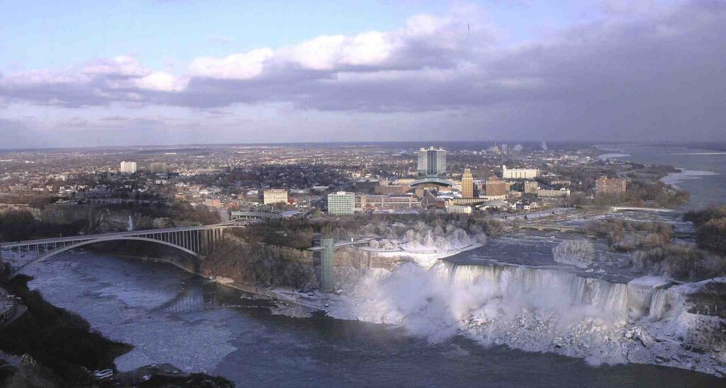 Aerial view of Niagara Fall / Wikimedia Commons / Mav
Link: https://commons.wikimedia.org/wiki/File:Niagara_Falls,_New_York_from_Skylon_Tower.jpg
