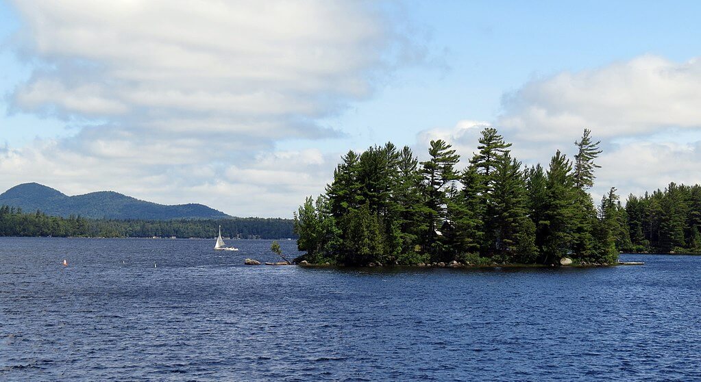Raquette Lake in Long Lake and Arietta, both in Hamilton County, New York / Wikimedia Commons / Marc Wanner
Link: https://commons.wikimedia.org/wiki/File:Raquette_Lake_in_Long_Lake_and_Arietta,_both_in_Hamilton_County,_New_York.JPG