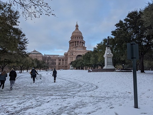 Capital Hills Golf Course / Wikimedia Commons / Jno.skinner
Link: https://commons.wikimedia.org/wiki/File:Snow_covering_the_hill_leading_to_the_Texas_Capitol.jpg