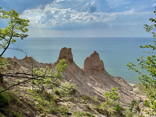 Chimney Bluffs State Park / Wikimedia Commons / Andre Carrotflower
Link: https://commons.wikimedia.org/wiki/File:The_Marquee_Attraction_@_Chimney_Bluffs_State_Park,_New_York_-_20210525.jpg