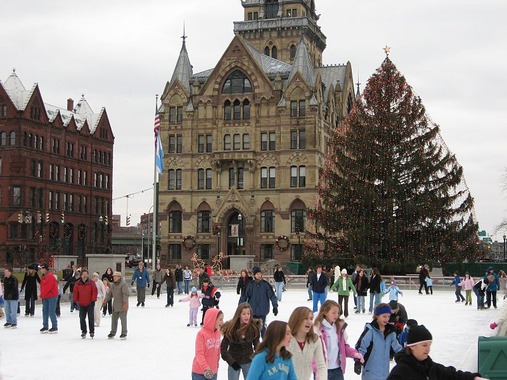 Clinton Square / Wikimedia Commons / DASonnenfeld
Link: https://commons.wikimedia.org/wiki/File:Ice-skating-Clinton-Square-Syracuse.JPG