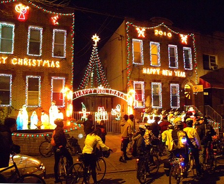 House in Dyker Heights illuminated for Christmas / Wikimedia Commons / Jim Henderson
Link: https://commons.wikimedia.org/wiki/File:Lights_in_Heights_2009_jeh.jpg