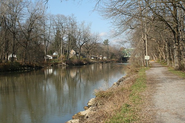  Erie Canal Village / Wikimedia Commons / Kathryn
Link: https://commons.wikimedia.org/wiki/File:Erie_Canal_in_Pittsford.jpg