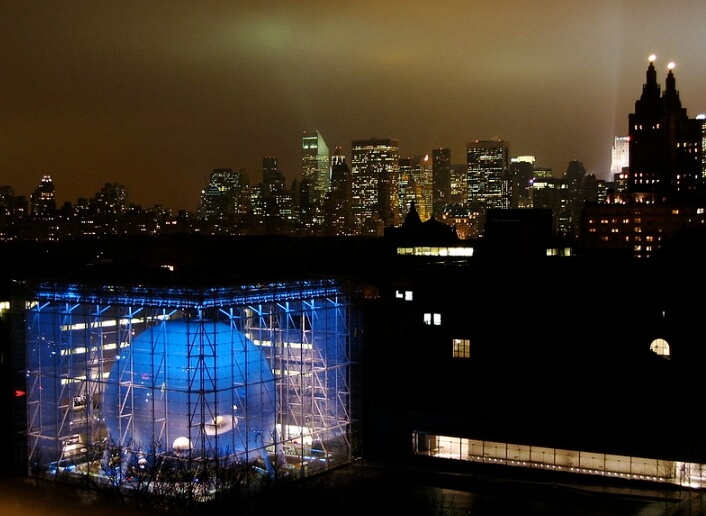 Hayden Planetarium at the Museum of Natural History / Wikimedia Commons / Agracombe
Link: https://commons.wikimedia.org/wiki/File:Hayden_planetarium_at_night.jpg