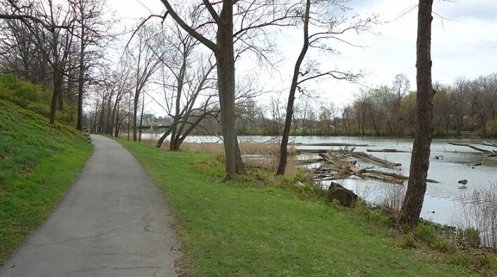 Pathway going south along Genesee River / Wikimedia Commons / Tomwsulcer
Link: https://commons.wikimedia.org/wiki/File:Pathway_going_south_along_Genesee_River_at_the_University_of_Rochester.jpg