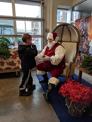 Christmas season at the Rochester Public Market / Wikimedia Commons / DanielPenfield
Link: https://commons.wikimedia.org/wiki/File:RochesterPublicMarketChristmas2018Santa.jpg