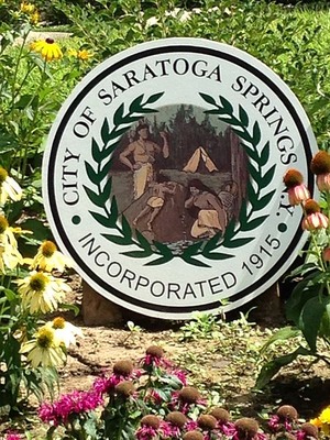 Saratoga Springs / Wikimedia Commons / JBB2
Link: https://commons.wikimedia.org/wiki/File:Saratoga_Springs_NY_city_seal_Congress_Park.jpg