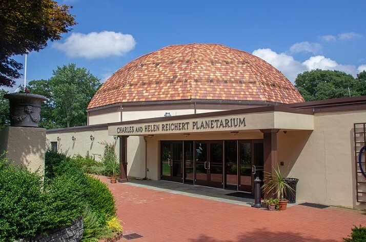 The Vanderbilt’s Charles and Helen Reichert Planetarium / Wikimedia Commons / Mike Peel
Link: https://commons.wikimedia.org/wiki/File:Vanderbilt_Museum_2018_001.jpg