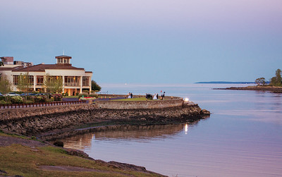 Waterfront view of Glen Island Harbour Club / Flickr / June Marie
Link: https://flic.kr/p/fLm2MB 
