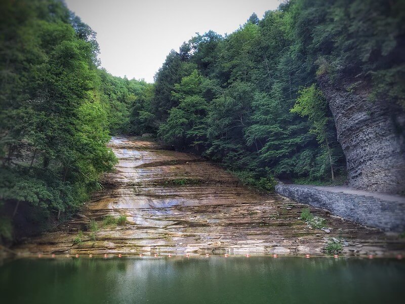 The Mesmerizing View of the Buttermilk Falls State Park / Flickr / Shelby L. Bell
Link: https://flickr.com/photos/vwcampin/28619833264