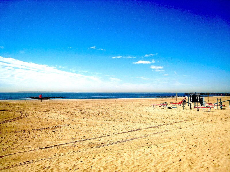 Peaceful and Calm Coney Island Beach / Flickr / Travis Wise
Link: https://flickr.com/photos/photographingtravis/20387335909