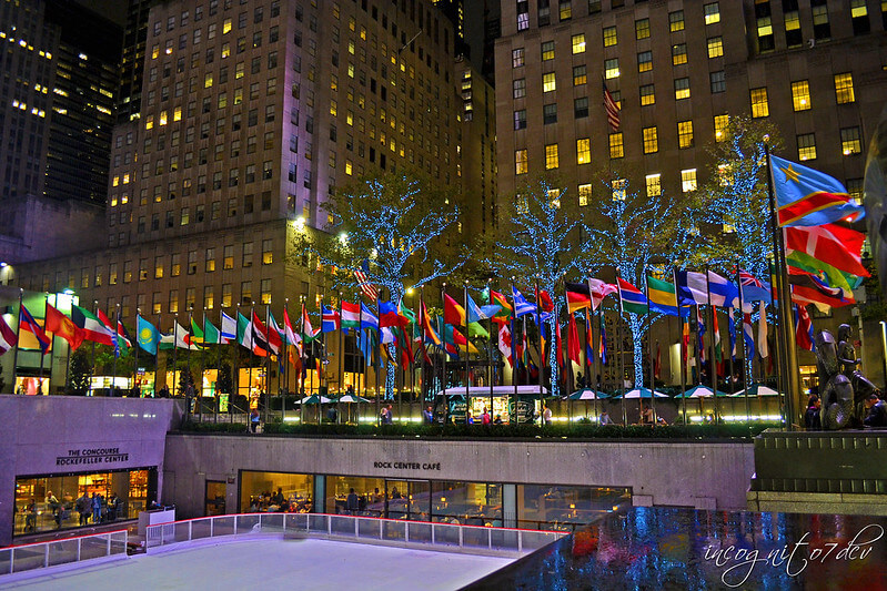 Mesmerizing Evening View of the Rink at the Rockefeller Center / Flickr / incognito7nyc
Link: https://flickr.com/photos/incognito7nyc/50429346366